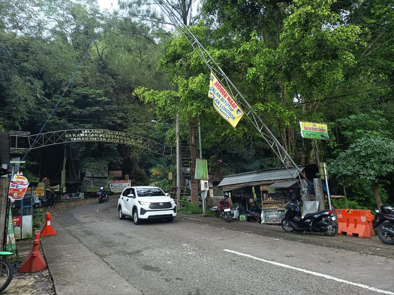 KEMBALI DILALUI: Akses Jalan Pacet-Cangar di Desa/Kecamatan Pacet, Kabupaten Mojokerto, kembali dibuka setelah dua minggu ditutup pasca kejadian longsor.
