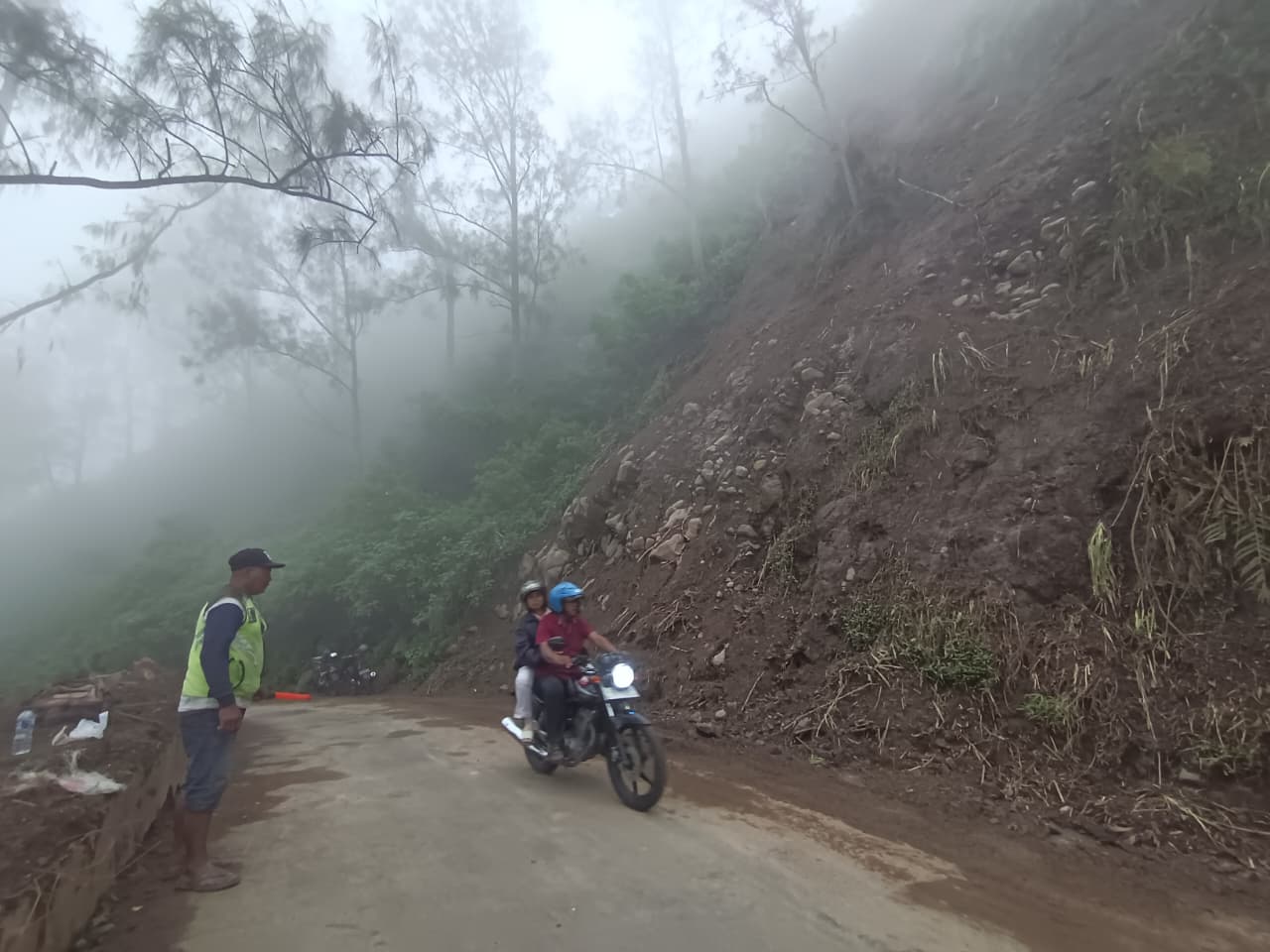 MASIH TERBATAS: Bekas titik longsor yang ada di kawasan Kutukan Sendi, Desa/Kecamatan Pacet, sudah dapat dilalui kendaraan secara  bergiliran.