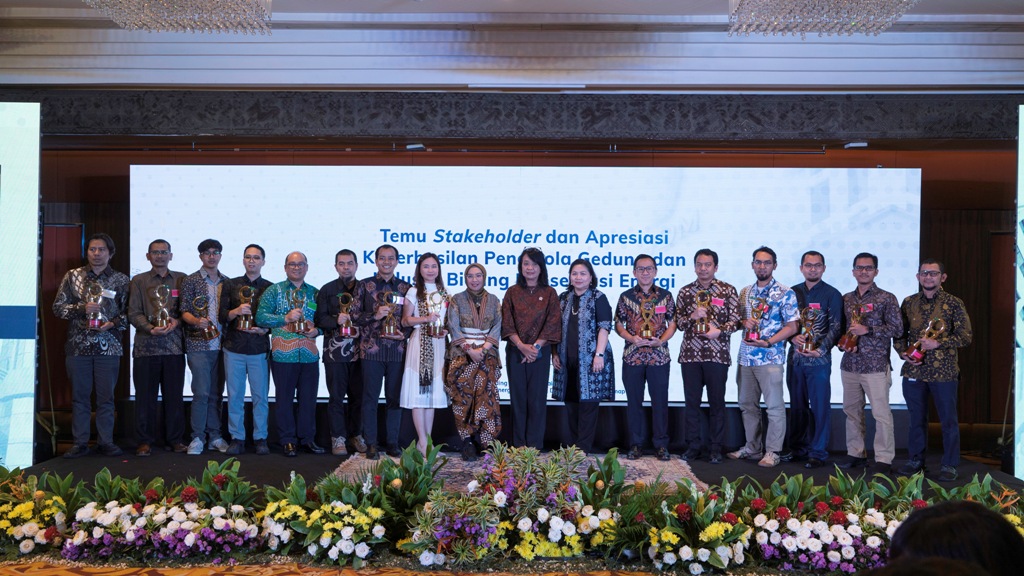 1.	Penyerahan Apresiasi oleh Wakil Menteri Pekerjaan Umum, IR. Diana Kusumastuti, M.T, Direktur Jenderal EBTKE Kementerian ESDM, Prof. Eniya Listiani Dewi, dan Kepala Badan Standarisasi dan Kebijakan