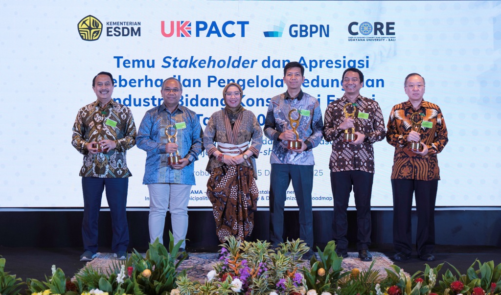 Penyerahan Apresiasi Efisiensi Energi Nasional Kateori Gedung Hijau Kecil dan Menengah oleh Direktur Jenderal EBTKE Kementerian ESDM, Prof. Eniya Listiani Dewi.