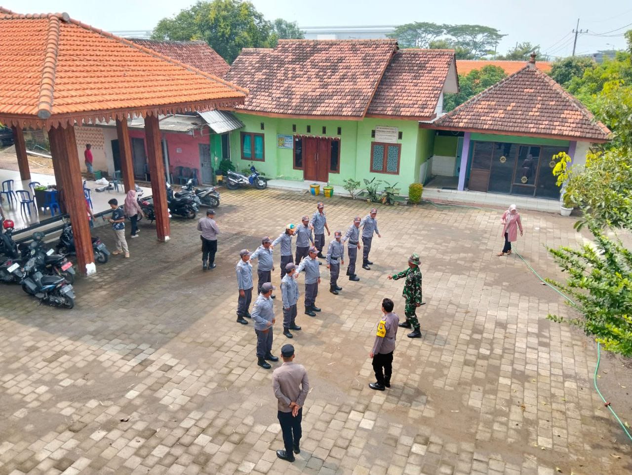 PEMBEKALAN: Anggota Satlinmas Desa Sukoanyar, Kecamatan Ngoro, Kabupaten Mojokerto mengikuti kegiatan penguatan dan peningkatan kapasitas dari personel TNI/Polri.