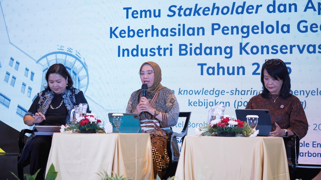 Dirjen EBTKE, Prof. Eniya (tengah) memberikan paparan