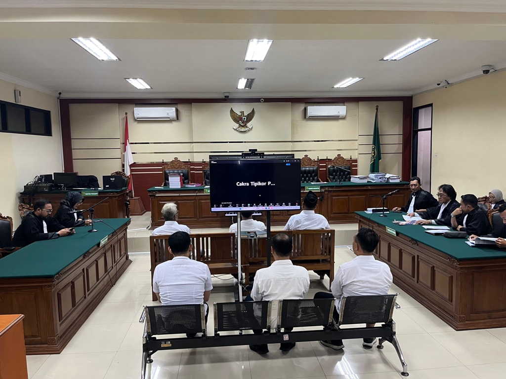 KOMPAK: Penasihat hukum terdakwa kasus korupsi pembangunan kapal TBM Kota Mojokerto menyampaikan nota pembelaan saat sidang pledoi di Pengadilan Tipikor Surabaya di Sidoarjo, Selasa (9/12).