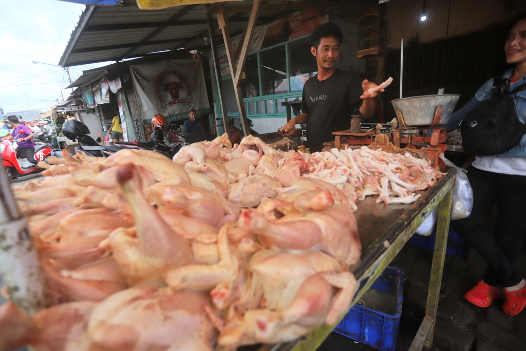 MENUNGGU PEMBELI: Seorang pedagang daging ayam di Pasar Tanjung Anyar Kota Mojokerto, saat melayani pembeli, kemarin (9/12). Kini harga jual daging ayam potong tersebut sudah mencapai Rp 39 ribu per k