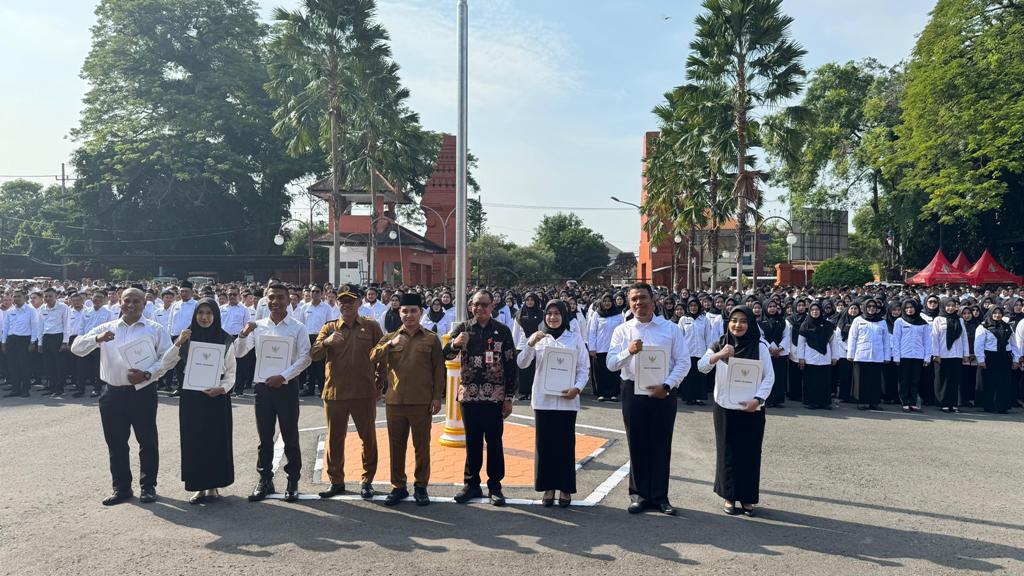 BANGGA: Ribuan honorer semringah setelah menerima SK pengangkatan PPPK paruh waktu dari Bupati Mojokerto Muhammad Albarraa di halaman Pemkab Mojokerto.  