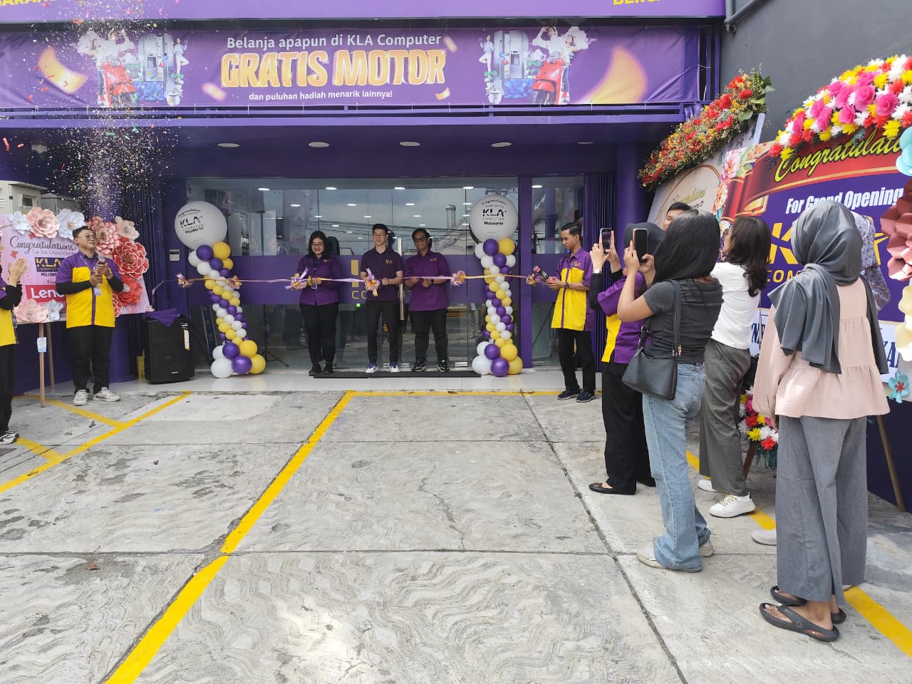 MENJANGKAU MASYARAKAT: CEO KLA Computer Nicholas Ferdinand memotong pita pada grand opening cabang baru di Mojokerto, kemarin (9/12).