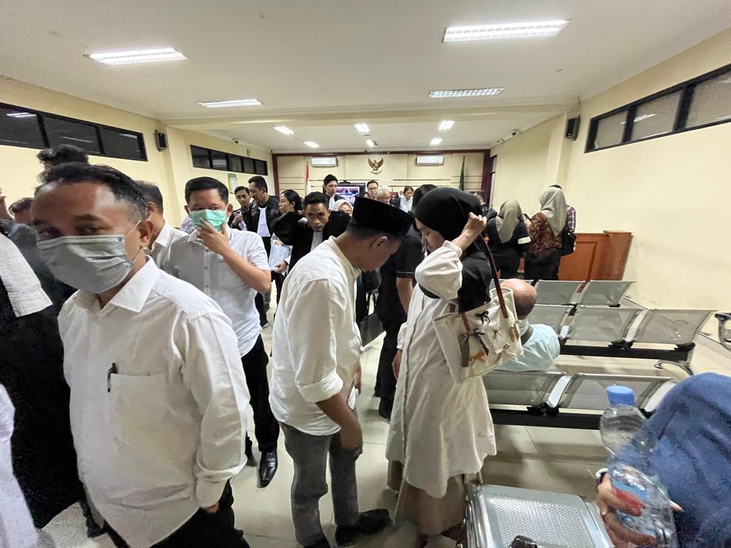 SIDANG LANJUTAN: Terdakwa Yustian, Hendar, dan Cholik selepas sidang pembacaan nota pembelaan di Pengadilan Tipikor Surabaya, Selasa (9/12).