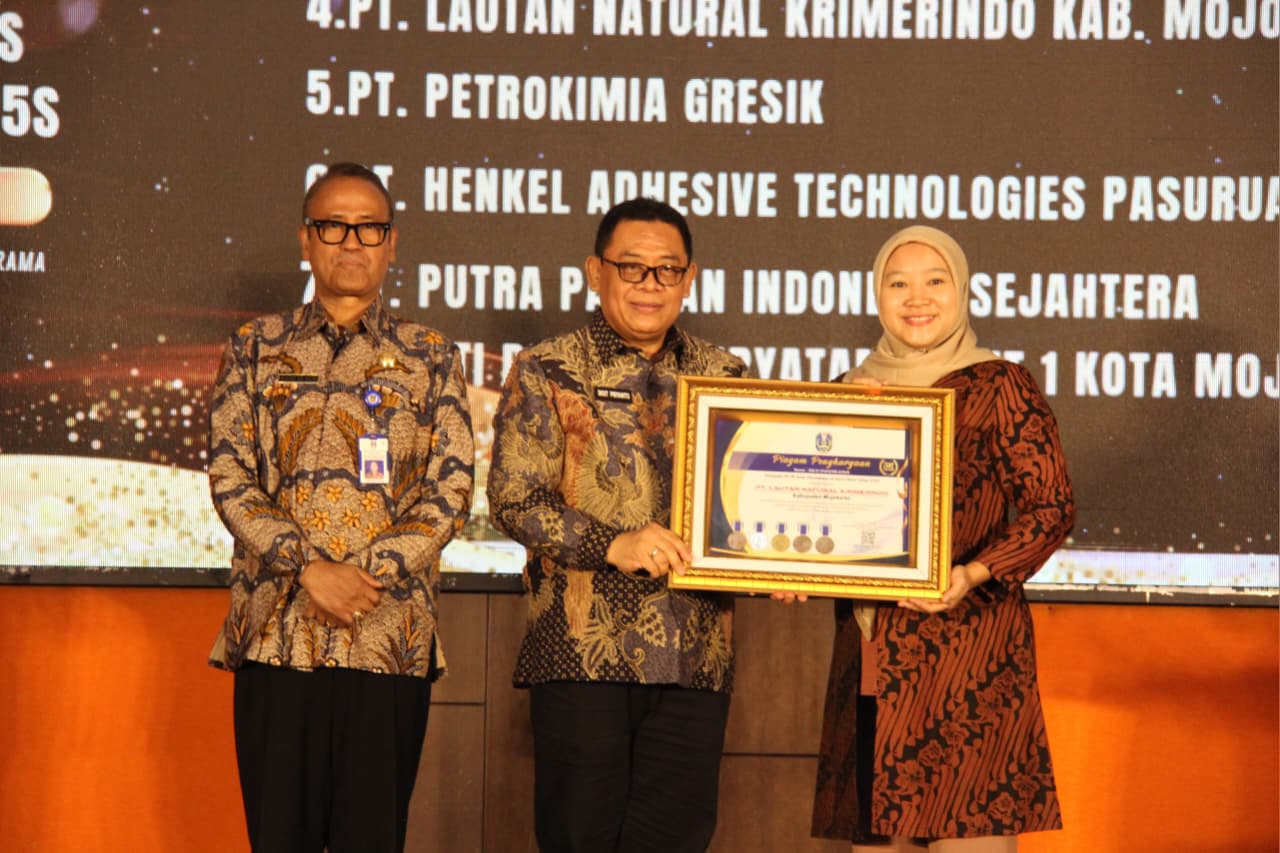 Penyerahan penghargaan 5R/ 5S oleh Kepala Dinas Tenaga Kerja dan Transmigrasi Provinsi Jawa Timur kepada Primasta Wendhasari, Supervisor Corporate Affair PT Lautan Natural Krimerindo