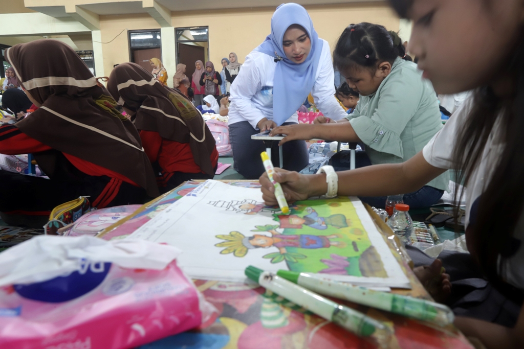AJANG KREATIVITAS SISWA: Ketua TP PKK Kabupaten Mojokerto Shofiya Hanak Albarra atau Ning Hana mendampingi peserta lomba mewarnai tingkat SD yang digelar JPRM sebagai rangkaian event Mlaku Bareng