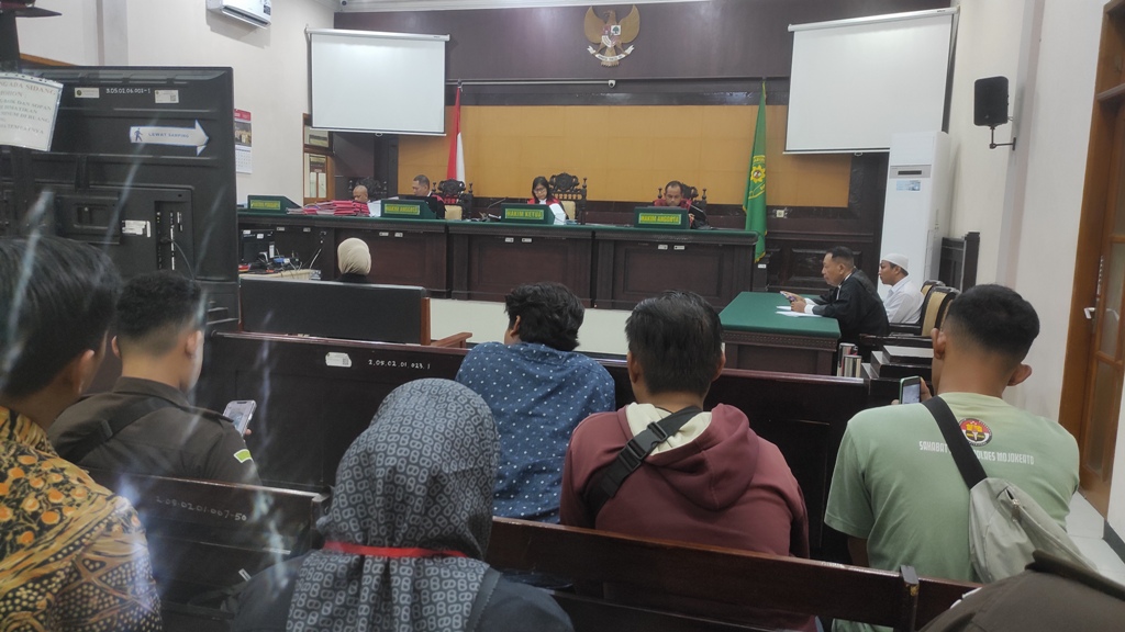 TEMUAN BARU: Saksi ahli memberikan keterangan di sidang lanjutan kematian pelajar SMK, M. Alfan, di Pengadilan Negeri Mojokerto, Senin (8/12).