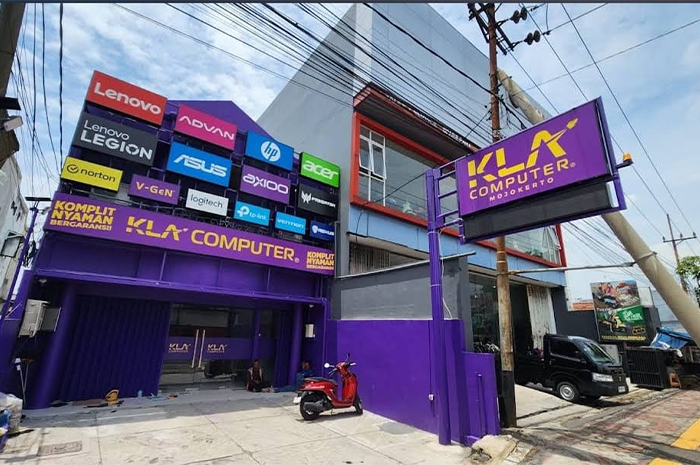 JANGKAU MASYARAKAT: CEO KLA Computer Nicholas Ferdinand memotong pita grand opening sebagai simbolis dibukanya cabang di Mojokerto, kemarin (9/12).