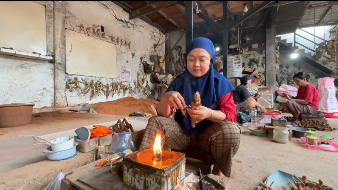 PRODUK UNGGULAN: Salah satu perajin Patung Cor Kuningan di Desa Bejijong, Kecamatan Trowulan menjadi binaan Disperidag Kabupaten Mojokerto.