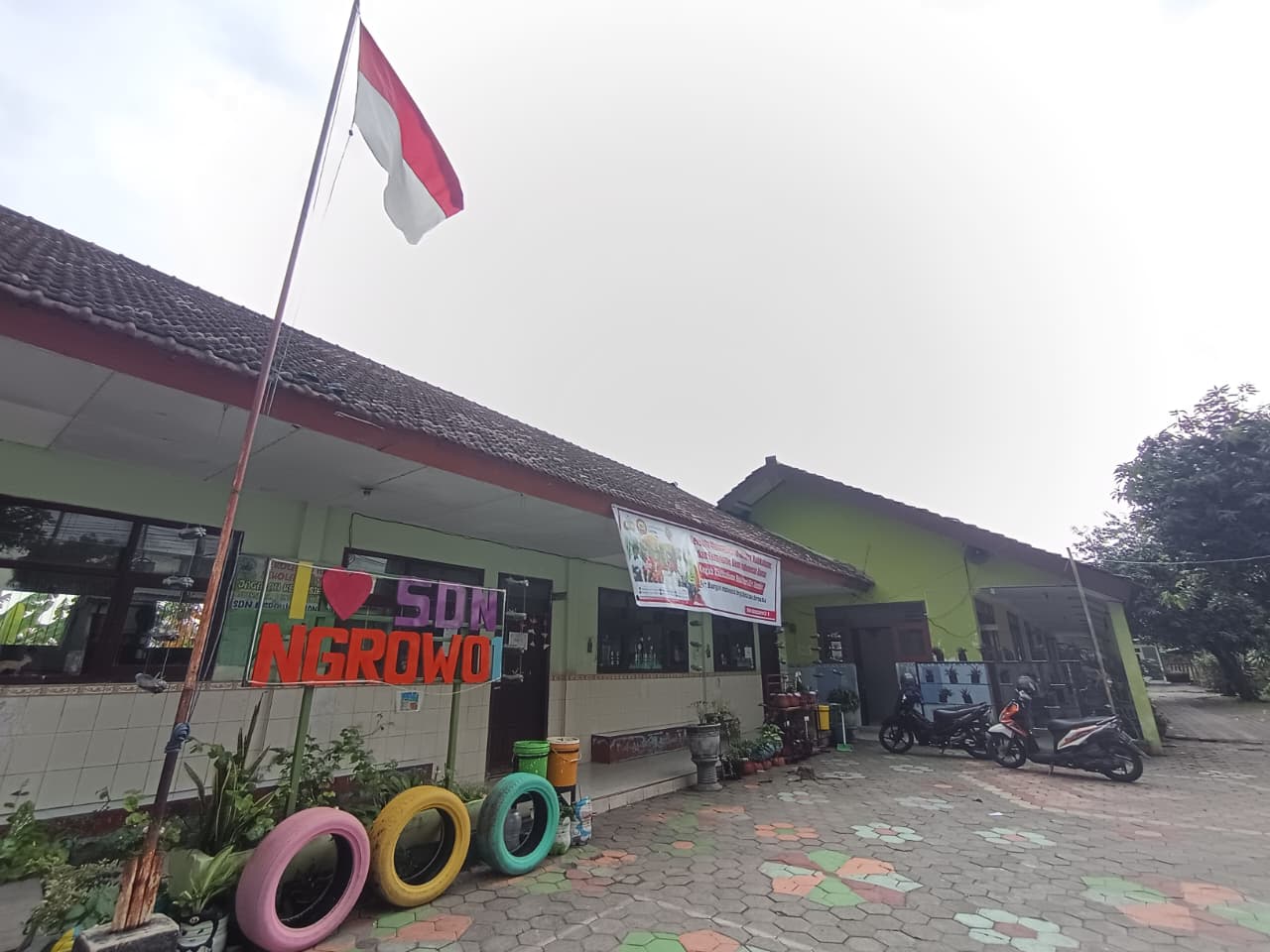 DIBOBOL: Kondisi atap di SDN Ngrowo 1, Kecamatan Bangsal, Kabupaten Mojokerto setelah dijebol oleh pencuri, kemarin (9/12).