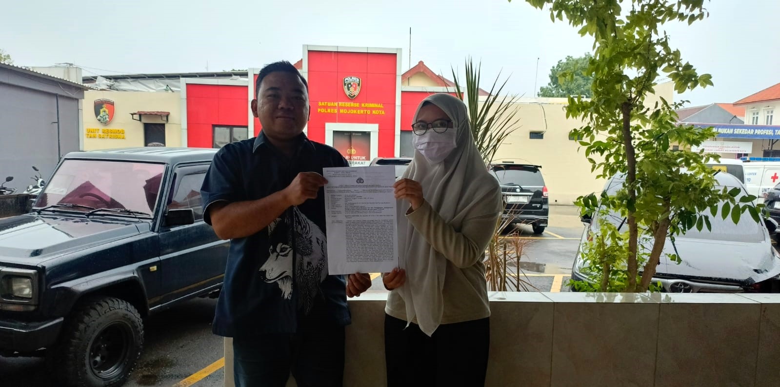 MELAPOR: Korban bersama kuasa hukumnya melaporkan SH ke Polres Mojokerto Kota, Senin (8/12).