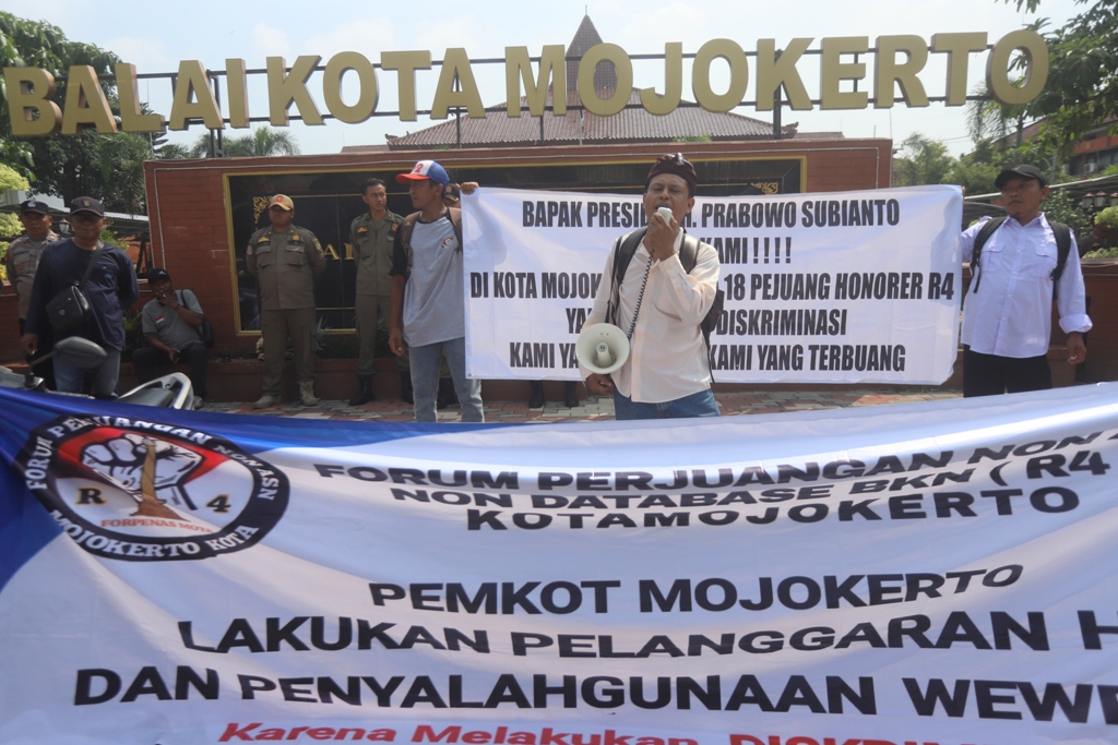 TAK PATAH ARANG: Tiga pegawai honorer yang diputus kontrak saat menggelar aksi&nbsp; protes di depan Balai Kota Mojokerto, Senin (8/12) lalu.