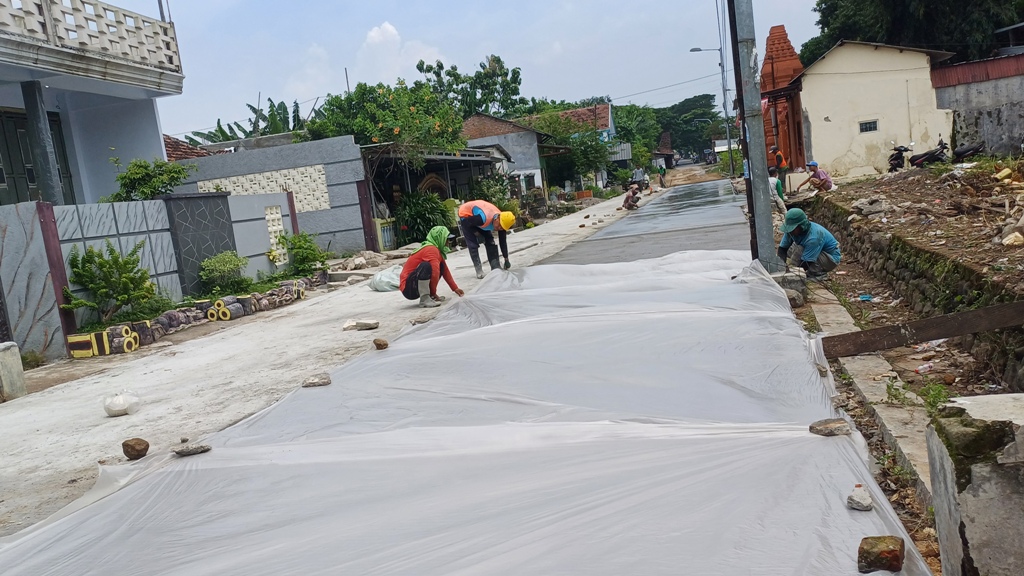 PROSES: Pembangunan jalan lingkungan di RT 1 Dusun Kutorejo terus dikebut agar akses warga semakin lancar dan nyaman.
