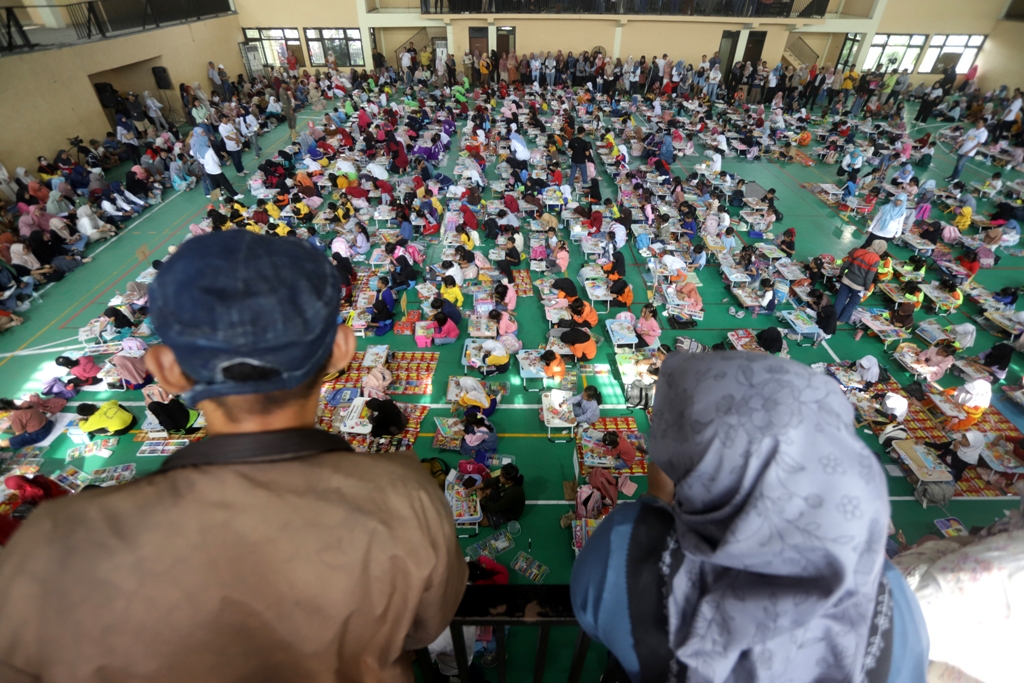 ANTUSIAS: Lomba mewarnai tingkat SD yang digelar Jawa Pos Radar Mojokerto dalam acara Mlaku Bareng di GOR Gajah Mada Mojosari, Oktober lalu.