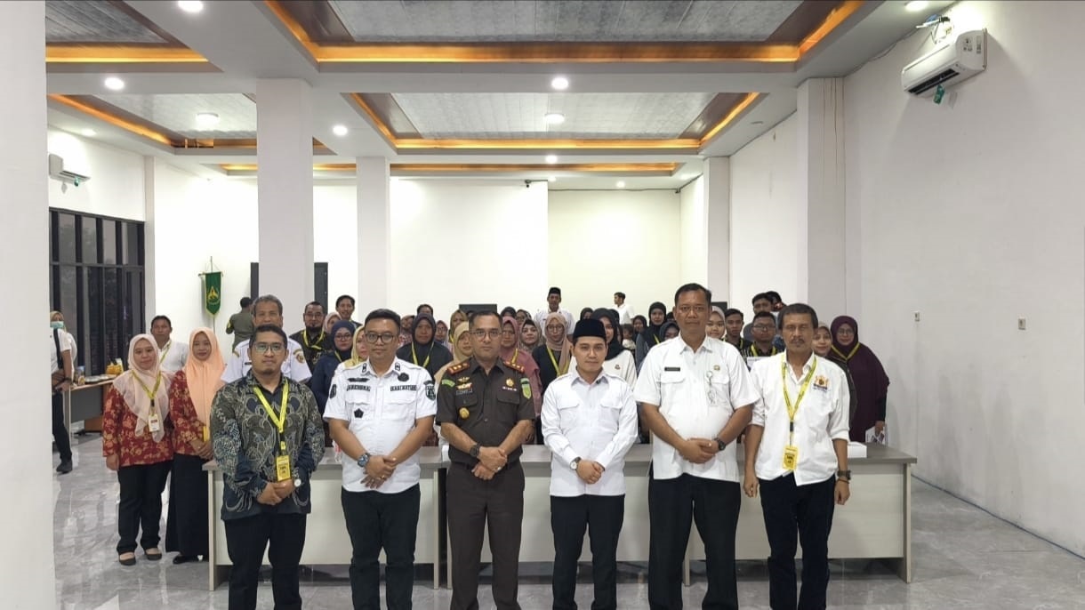 KOLABORASI: Bupati Muhammad Albarraa bersama Kajari Kabupaten Mojokerto Fauzi dan Kadisperindag Noerhono dalam penyerahan sertifikat halal IKM di kantor Kejari Kabupaten Mojokerto, kemarin (10/12).