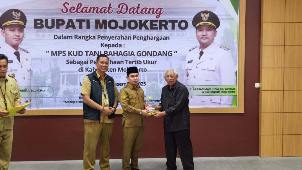 PERLINDUNGAN KONSUMEN: Bupati Mojokerto Muhammad Albarraa didampingi Kepala Disperindag Noerhono menyerahkan penghargaan kepada MPS KUD Tani Bahagia, Kecamatan Gondang, sebagai perusahaan tertib ukur,