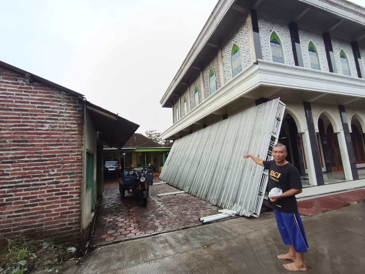 AMBRUK: Atap galvalum masjid di Dusun Kedungkudi, Desa Kedunggempol, Kecamatan Mojosari, yang jebol akibat diterjang angin kencang.