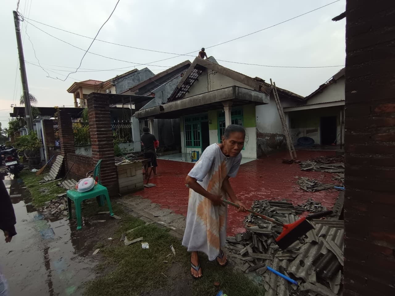 AMBROL: Atap rumah warga di Dusun Kedungkudi, Desa Kedunggempol, Kecamatan Mojosari, rusak akibat diterjang angin kencang, Rabu (10/12).