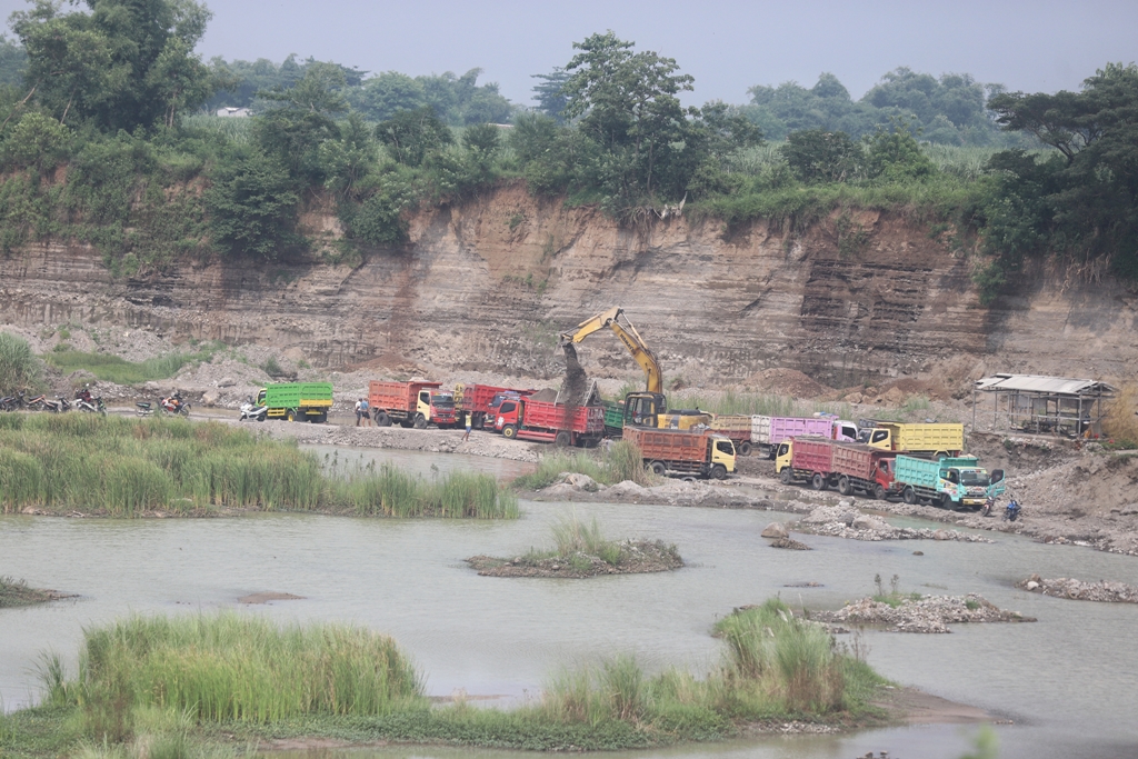 TAMBANG: Kondisi lahan penambahan pasir dan batu di Desa Karangdiyeng, Kecamatan Kutorejo, Kabupaten Mojokerto, kemarin (11/12).