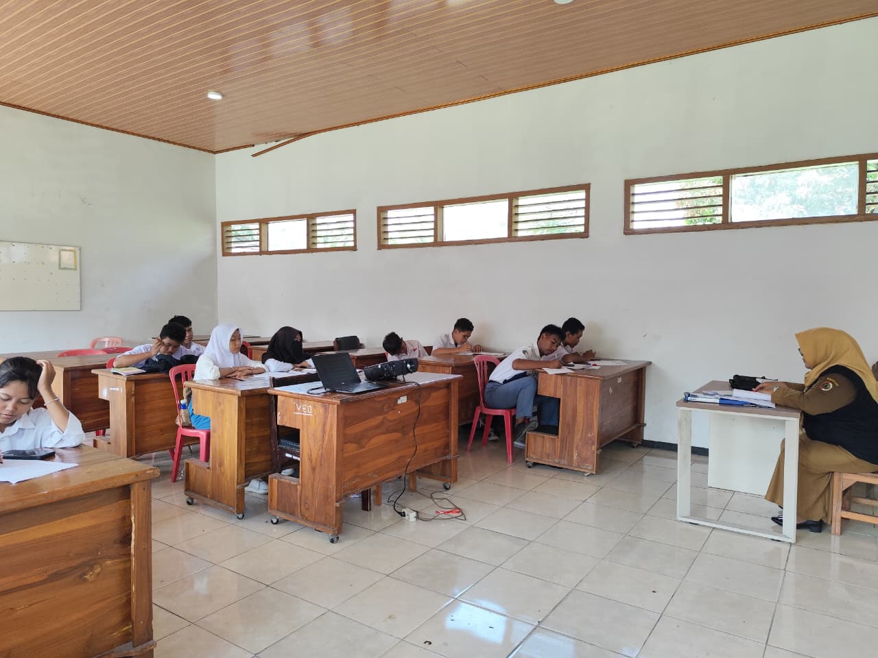 KESETARAAN: Aktivitas kegiatan belajar mengajar di UPT SKB Gedeg, Kabupaten Mojokerto, beberapa waktu lalu. Dewan Pendidikan Kabupaten Mojokerto mendorong pemerintah daerah turut mengalokasikan anggar