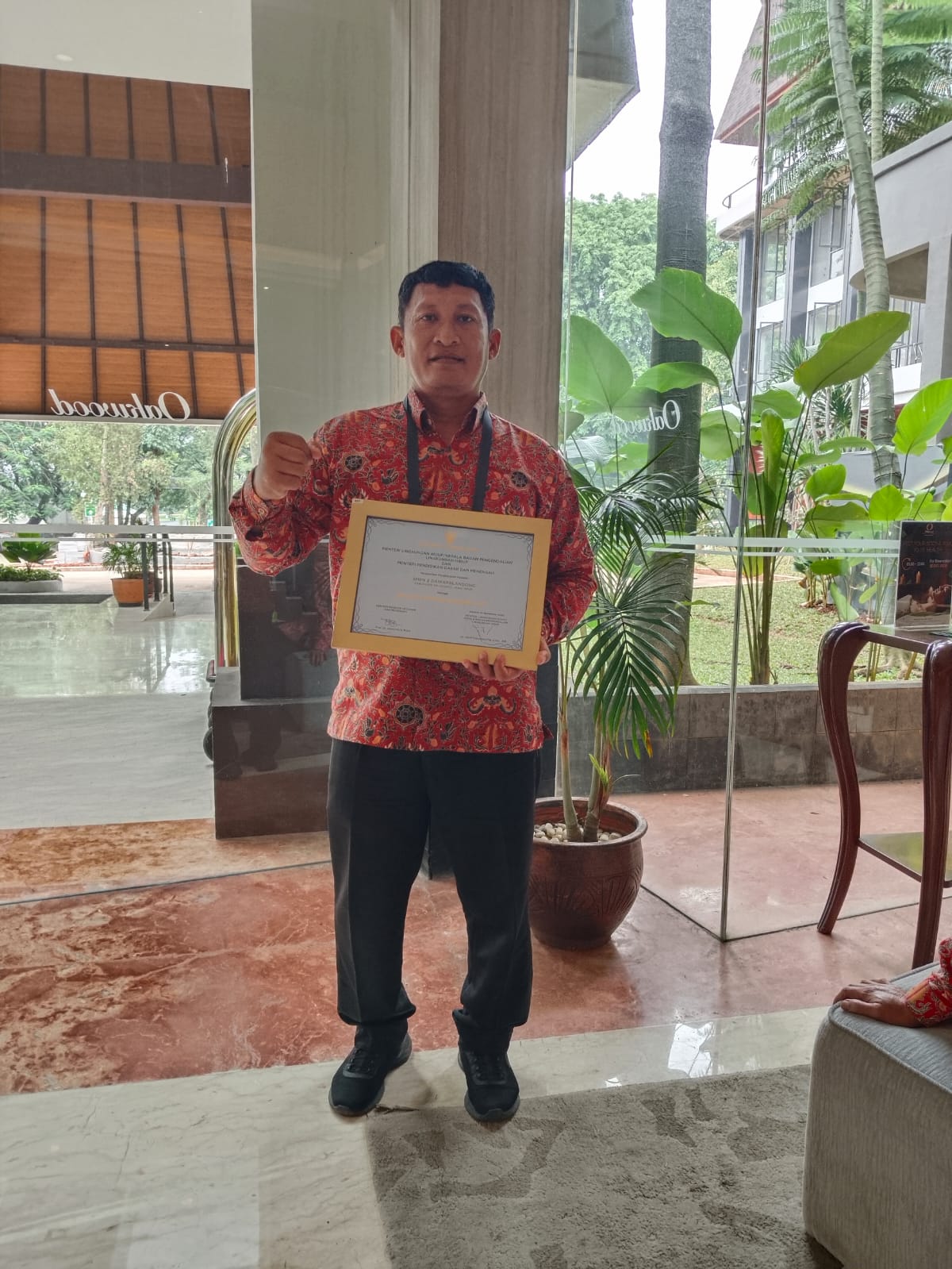 BERKAH: Kepala SMPN 2 Dawarblandong Suntoro sukses membawa pulang penghargaan Sekolah Adiwiyata Nasional 2025 yang diserahkan langsung oleh Menteri Lingkungan Hidup Hanif Faisol Nurofiq di TMII, Jakar