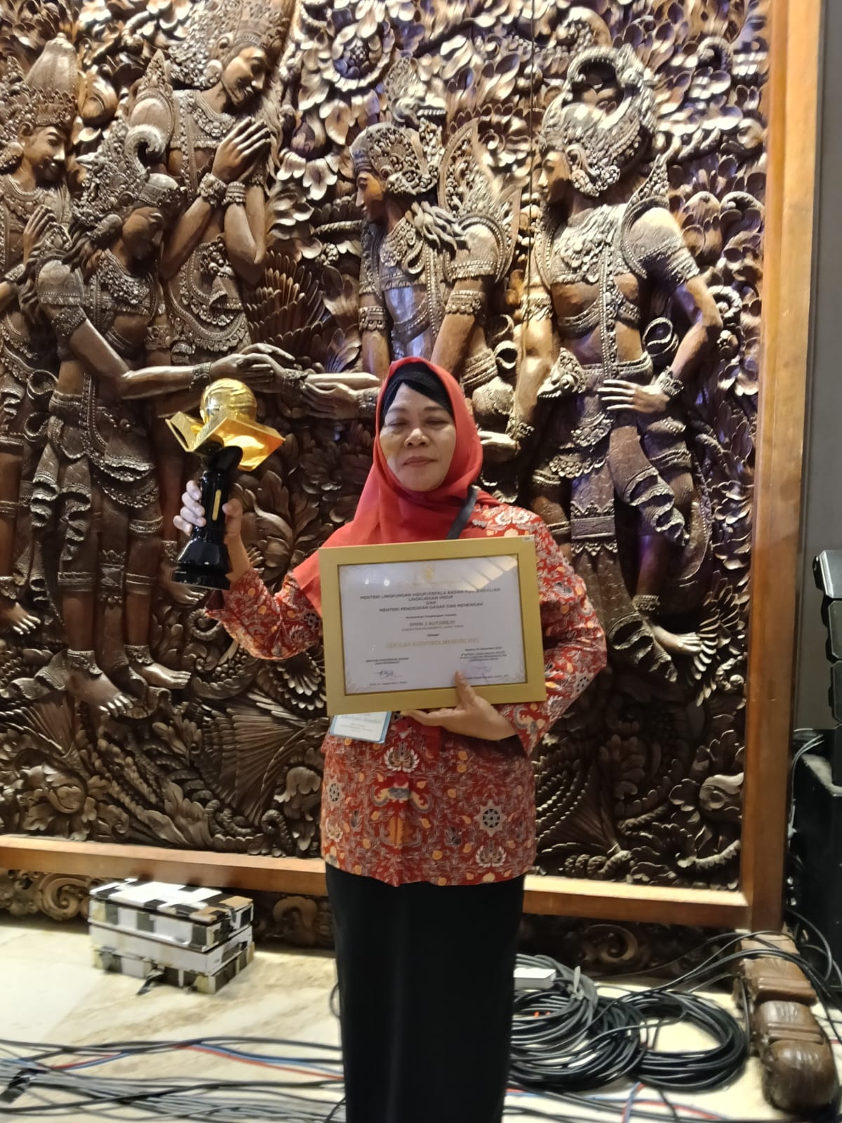 KONSISTEN: Kepala SMPN 2 Kutorejo Rahayu Wijayanti menerima penghargaan Sekolah Adiwiyata Mandiri 2025 dari Kementerian Lingkungan Hidup di TMII, Jakarta, kemarin (11/12).