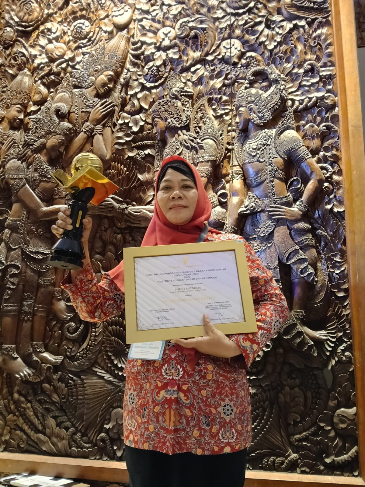 KONSISTEN: Kepala SMPN 2 Kutorejo Rahayu Wijayanti menerima penghargaan Sekolah Adiwiyata Mandiri 2025 dari Kementerian Lingkungan Hidup di TMII, Jakarta, kemarin (11/12).