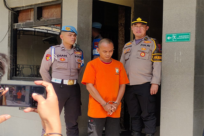 Achmad Saiful dikeler petugas ke tahanan setelah dipajang dalam pers rilis di Polres Mojokerto Kota, Kamis (11/12).