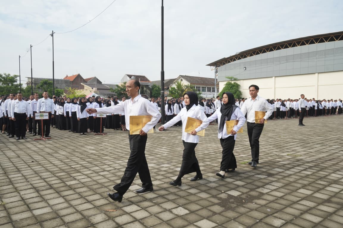 SIMBOLIS: Sebanyak 1.119 tenaga honorer di lingkungan Pemkot Mojokerto mengikuti apel pengangkatan PPPK paruh waktu di halaman parkir GOR dan Seni Mojopahit, Jalan Gajah Mada, kemarin (11/12).