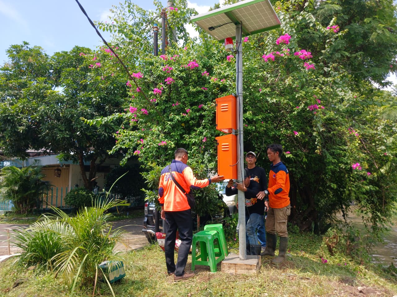ALAT MITIGASI: Petugas BPBD Jatim dan BPBD Kota Mojokerto memasang EWS banjir di tanggul Kali Sadar, Kelurahan/Kecamatan Kranggan, kemarin (11/12).