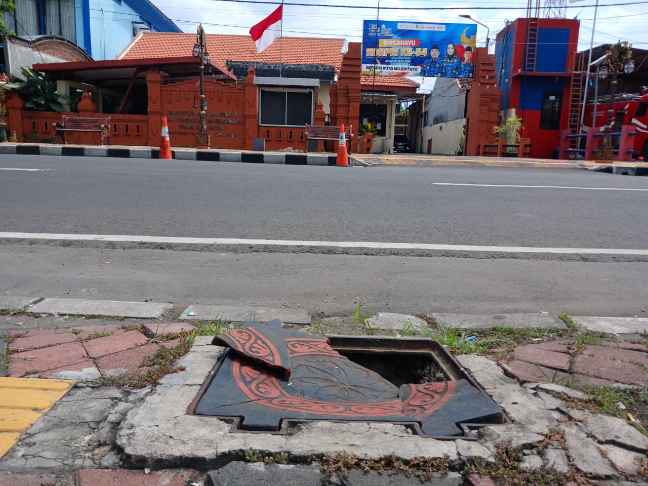 HANCUR: Kondisi manhole di trotoar Jalan Bhayangkara, seberang kantor BKPSDM Kota Mojokerto, yang jebol, kemarin (11/12).