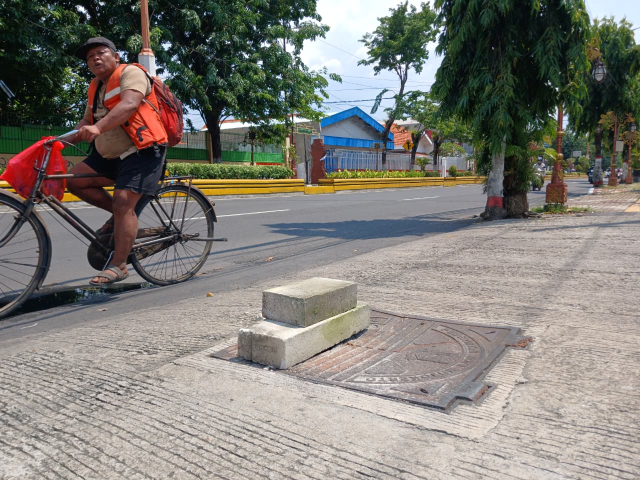 RUSAK: Manhole di depan Starbucks, Jalan Gajah Mada, Kota Mojokerto, ditutupi batu karena pecah, kemarin (11/12).