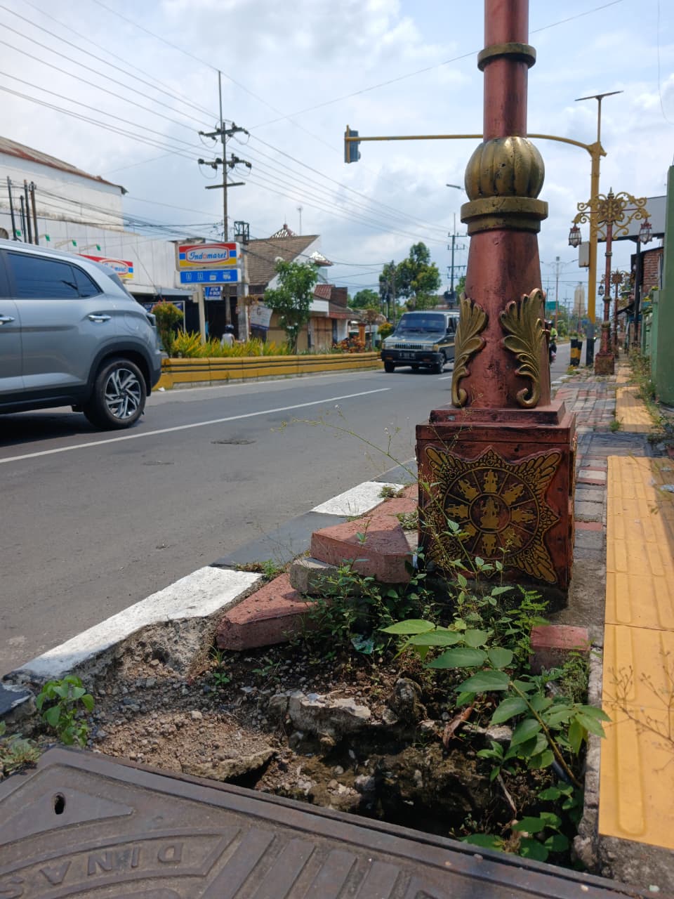 AMBROL: Kondisi trotoar di Jalan Gajah Mada, depan TK Kartika, Kota Mojokerto, mengalami kerusakan, kemarin (11/12).