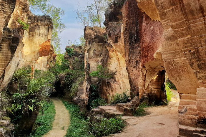 Bukit Kapur Arosbaya di Bangkalan, Madura, telah menjadi salah satu destinasi wisata yang menarik perhatian banyak wisatawan berkat keindahannya yang sangat artistik . sumber foto: google