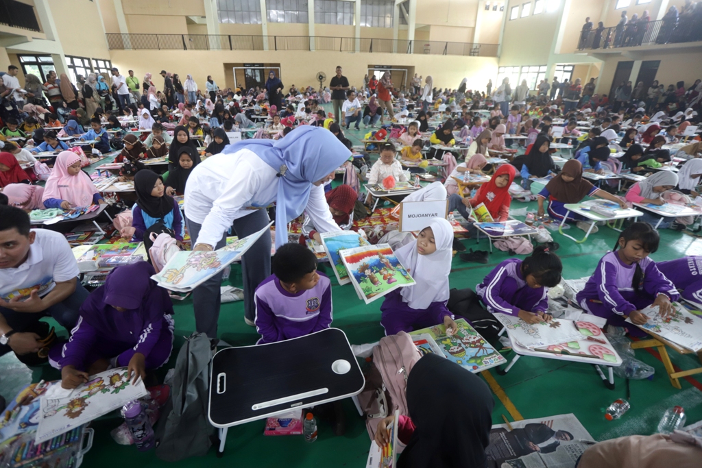BUNDA PAUD: Ketua TP PKK Kabupaten Mojokerto Shofiya Hanak Albarraa atau Ning Hana mendampingi ratusan peserta lomba mewarnai tingkat SD dalam rangkaian Mlaku Bareng di GOR Gajah Mada Mojosari, Oktobe