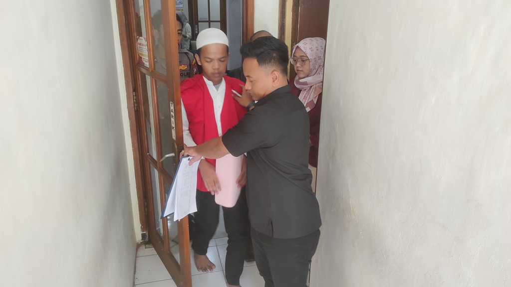 ASUSILA: MRA, 19, terdakwa kasus tindak pidana kekerasan seksual saat menjalani sidang di Pengadilan Negeri Mojokerto, kemarin (11/12).
