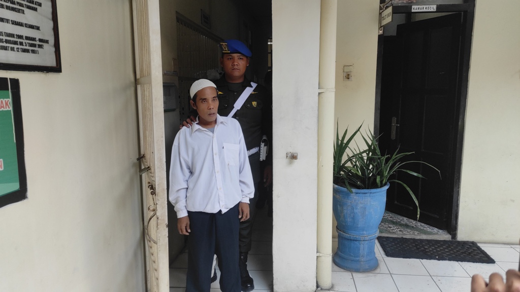 TEGA: Didik Purwanto, terdakwa kasus kekerasan anak dikeler petugas Kejaksaan Negeri Kabupaten Mojokerto usai sidang di Pengadilan Negeri Mojokerto kemarin (11/12).