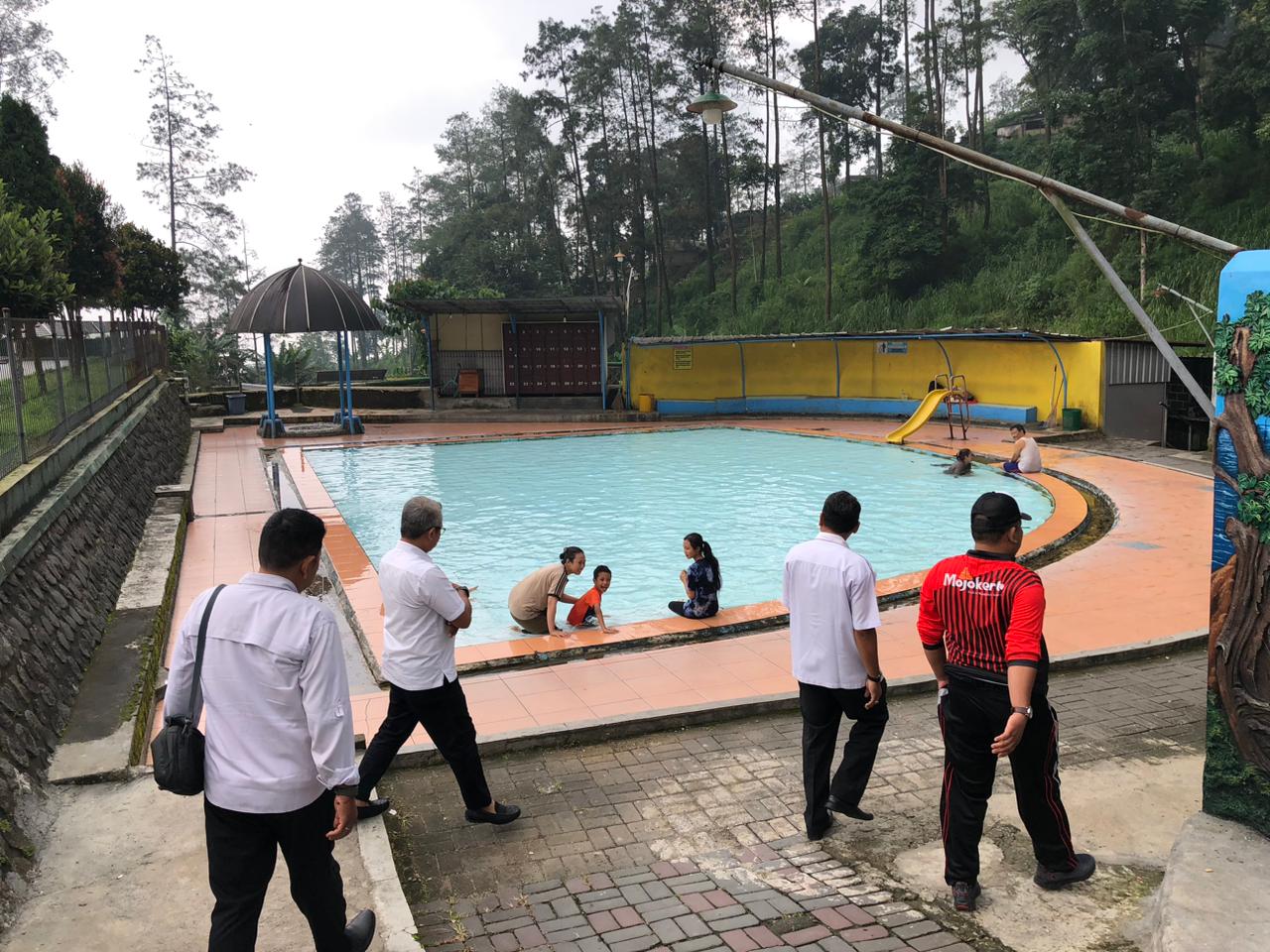 TURUN LANGSUNG: Kepala Disbudporapar Kabupaten Mojokerto Ardi Sepdianto bersama tim turun ke Wanawisata Padusan Air Panas Padusan, Kecamatan Pacet, untuk monitoring kesiapsiagaan jelang libur Nataru,