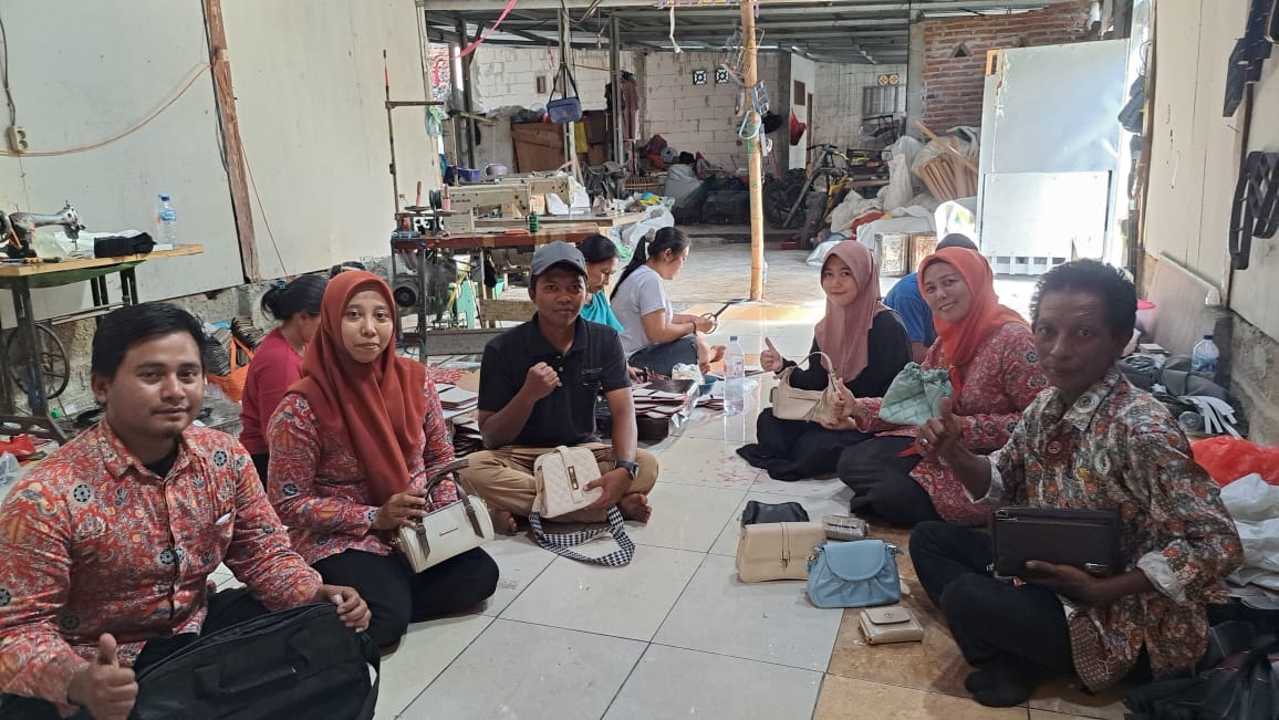 PENDAMPINGAN: Disperindag Kabupaten Mojokerto mendampingi sentra kerajinan dompet dan tas di Dusun Pantesrejo, Desa Mojorejo, Kecamatan Jetis, kemarin (11/12).