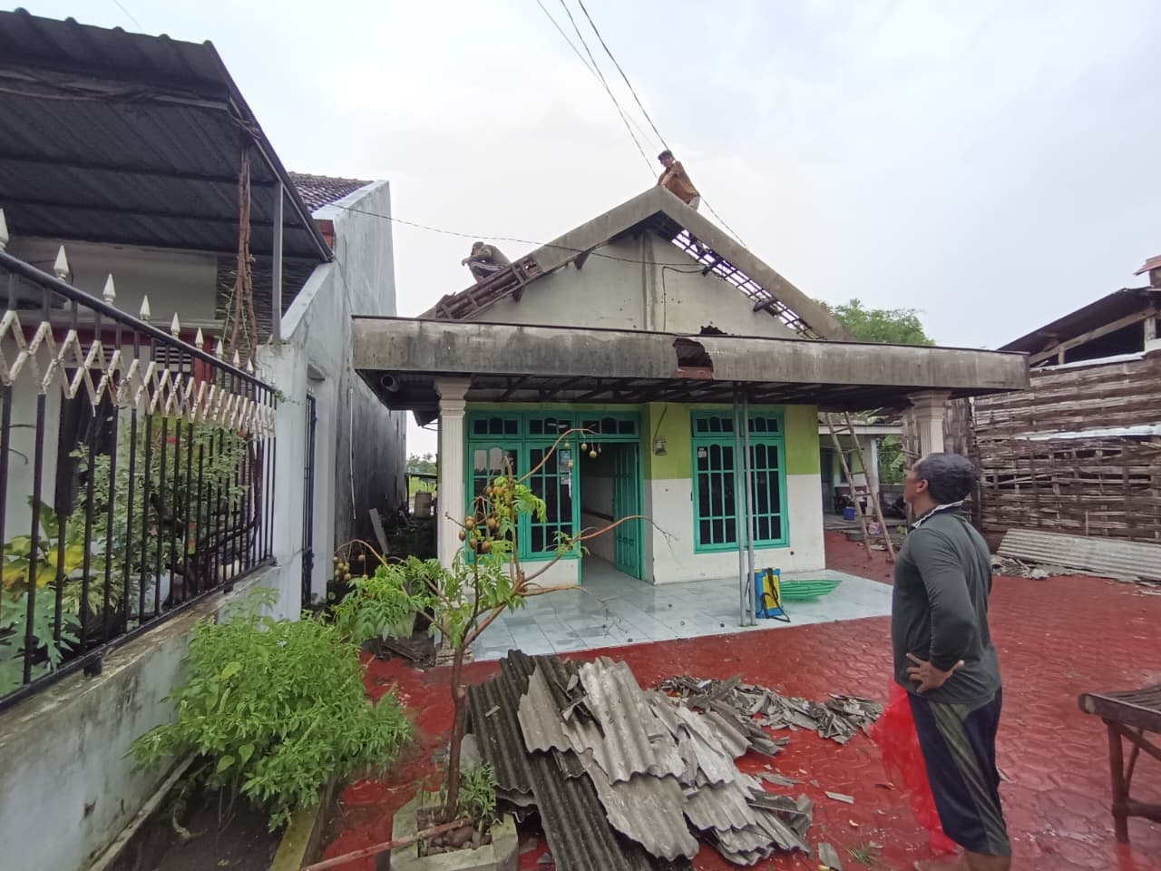 TERDAMPAK: Kondisi bangunan rumah warga yang rusak akibat terjangan angin kencang di Dusun Kedungkudi, Desa Kedunggempol, Kecamatan Mojosari, Rabu (10/12).