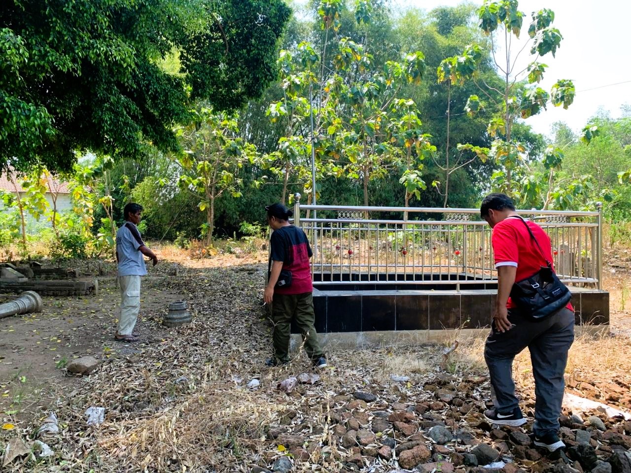 POTENSI ODCB: Disbudporapar Kabupaten Mojokerto saat mengecek area makam umum Dusun Mojojejer, Desa Pesanggrahan, tempat ditemukannya arca kuno.
