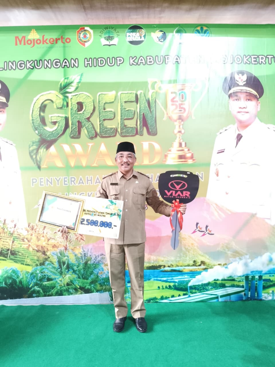 PEDULI LINGKUNGAN: Pemdes Cinandang sebagai salah satu desa yang sukses meraih penghargaan Desa Berseri di ajang Green Award, Senin (8/12). 