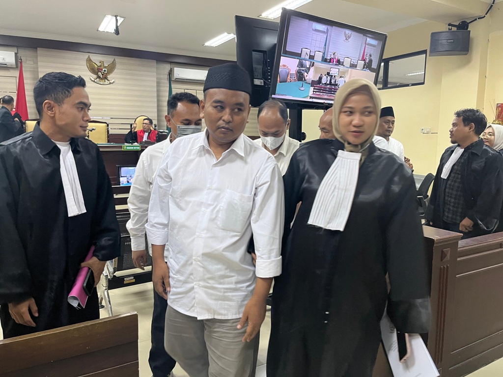 BERGEMING: Terdakwa Mokhamad Kudori bersama terdakwa kasus korupsi kapal TBM &nbsp;lainnya dikeler JPU Kejari Kota Mojokerto menuju ruang tahanan usai menjalani sidang lanjutan di Pengadilan Tipikor Suraba
