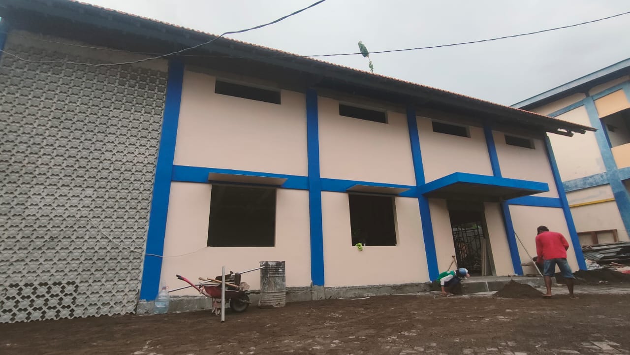 TINGGAL FINISHING: Pembangunan gedung laboratorium dan prasarana penunjang Dinas PUPR Kabupaten Mojokerto masuk tahap akhir.
