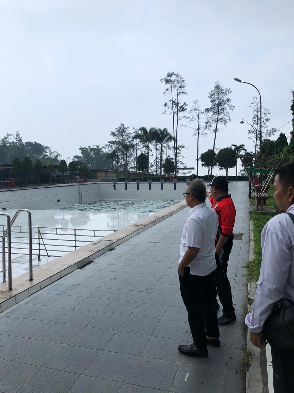 TURUN LANGSUNG: Kepala Disbudporapar Kabupaten Mojokerto Ardi Sepdianto bersama tim turun ke Wanawisata Air Panas Padusan, Pacet untuk monitoring kesiapsiagaan jelang libur Nataru.
