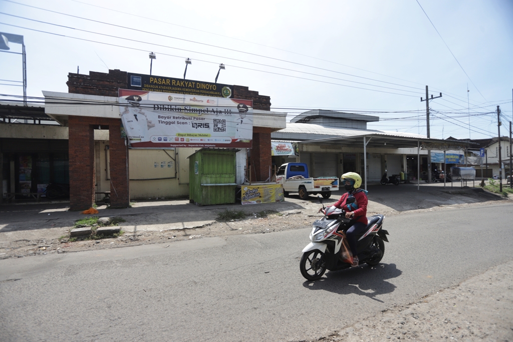 PUSAT EKONOMI: Kondisi Pasar Desa Dinoyo yang juga dijadikan area pujasera khusus untuk jajanan tradisional khas Jatirejo.