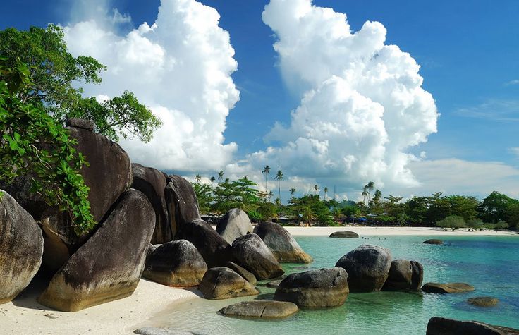 Pantai Tanjung Tinggi merupakan salah satu destinasi wisata paling terkenal di Belitung yang menawarkan pesona alam luar biasa. sumber foto: pinterest